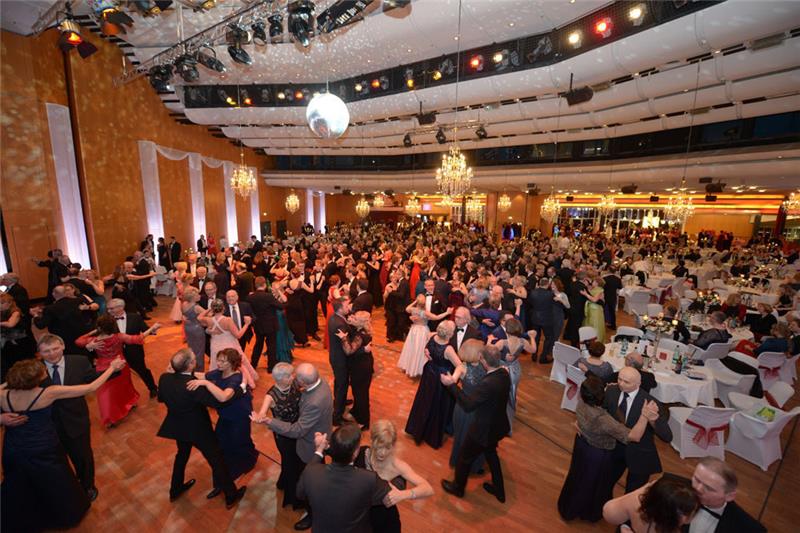 Die Besucher des Stader Opernballs 2019 schwingen sich in stilvoller Kleidung über das Parkett. 2022 wird das Event wegen der Corona-Pandemie erneut verschoben. Archivfoto: Elsen