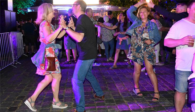 Die Besucher feierten ausgelassen beim Altstadtfest in Buxtehude. Viele schwangen das Tanzbein. Fotos: Felsch