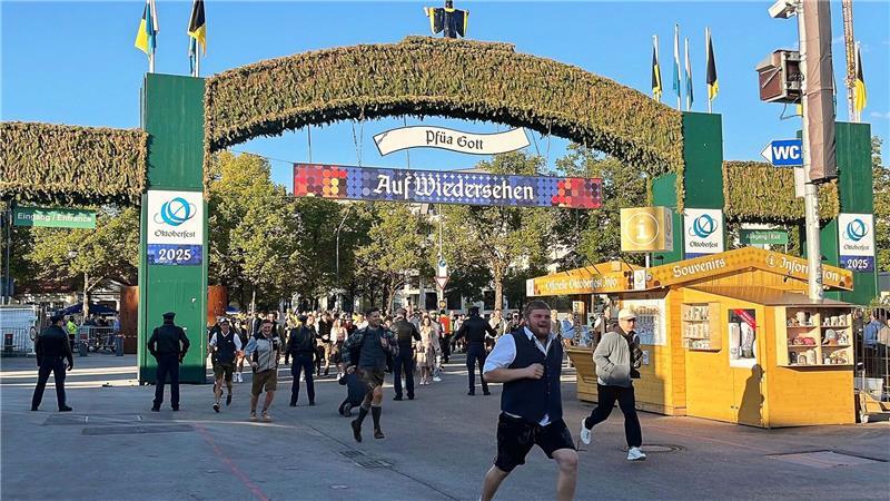 Die Besucher strömten in Richtung der Zelte.