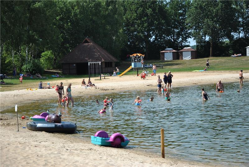 Die Besucher vergnügen sich im Wasser, vorn liegen die Tretboote für Kinder.  Fotos: Lohmann