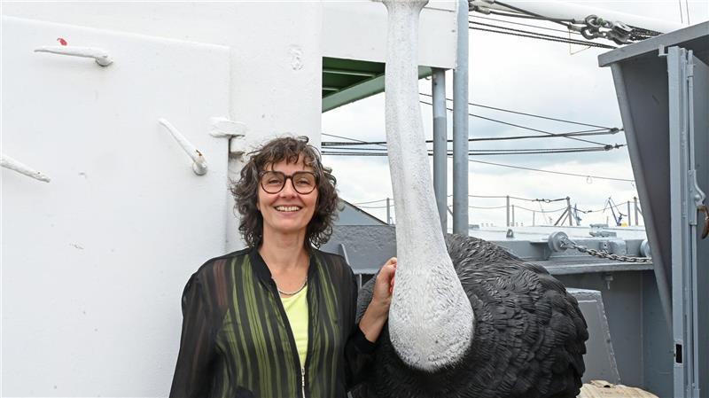 Mit Käfer und Strauß: Neue Ausstellung auf „Cap San Diego“ Die Besucher werden von einem Strauß empfangen.