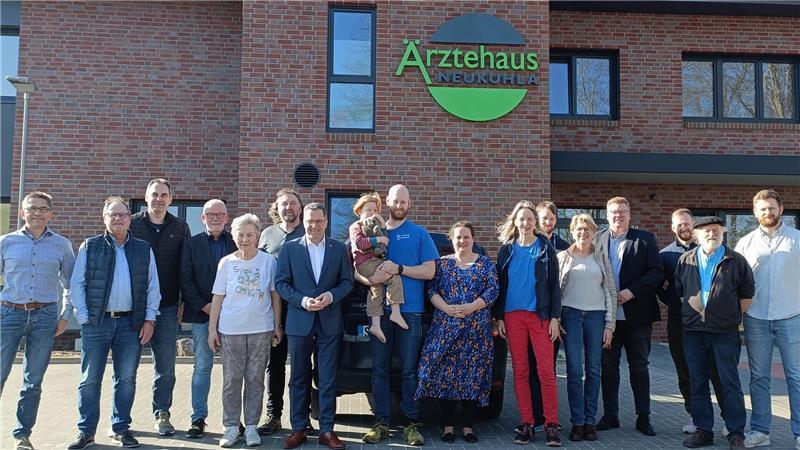 Die Besucher zur „kleinen“ Eröffnung des neuen Ärztehauses in Himmelpforten.
