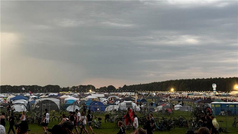 Nach Gewitter-Zwangspause: Hurricane-Festival geht weiter Die Besucherinnen und Besucher mussten das Festivalgelände am Sonntagabend zwischenzeitlich verlassen.