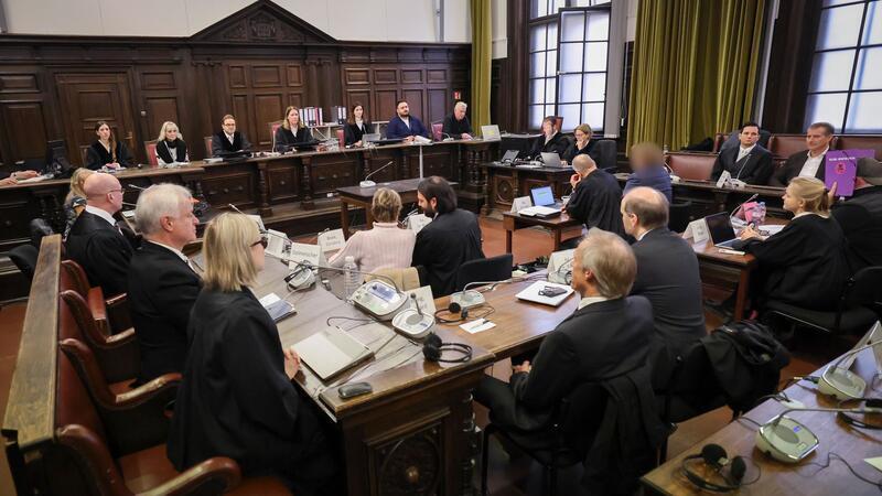 Die Beteiligten am Prozess gegen Christina Block und sechs Mitangeklagte hören den zweiten Tag in Folge die Aussage des mutmaßlichen Chefs der Entführer.