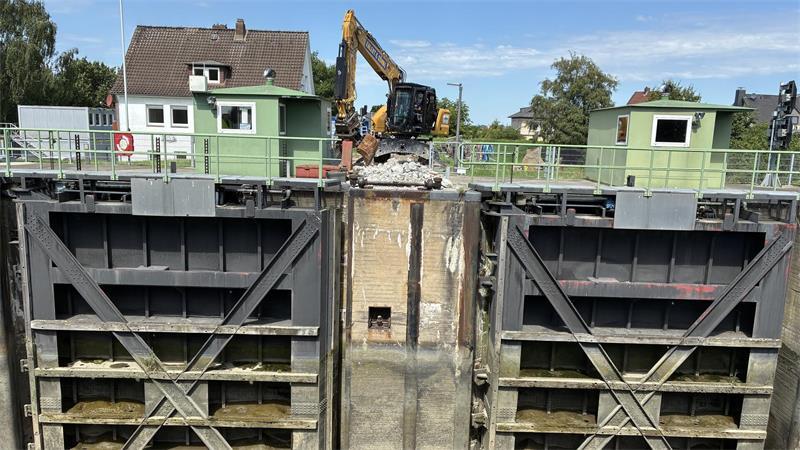Alte Rollbrücke am Haken: So liefen die Arbeiten über der Este Die Betonreste werden zertrümmert und entsorgt.