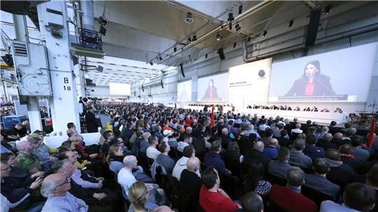 Die Betriebsratsvorsitzende Daniela Cavallo berichtete vor Tausenden Beschäftigten in Halle 11 über die Stimmung in der Belegschaft. 