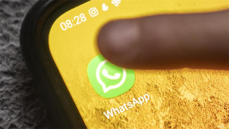 Die Betrüger übernehmen WhatsApp-Konten und bitten anschließend Kontakte um Geld. 