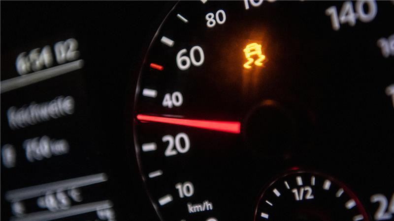 Die Betrüger versprechen einen Spritspar-Stecker für die Diagnose-Schnittstelle (OBD) im Pkw.