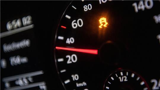 Die Betrüger versprechen einen Spritspar-Stecker für die Diagnose-Schnittstelle (OBD) im Pkw.