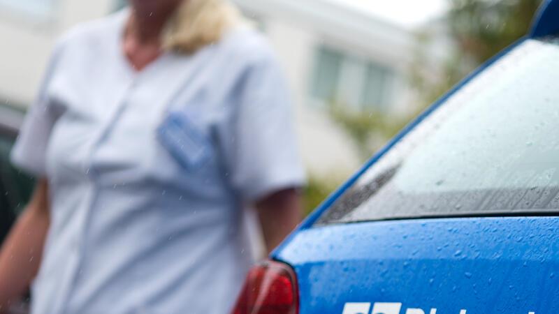 Stader Polizei warnt vor falscher Pflegekraft – Zweimal war sie schon erfolgreich Die Betrügerinnen sollen jeweil ganz in Weiß gekleidet gewesen sein.