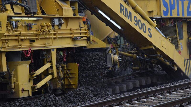 Die Bettungsreinigungsmaschine bringt neuen Schotter auf das Gleis auf. Mindestens 20 Jahre wird das spitzkantige Material das Gleis stabilisieren.