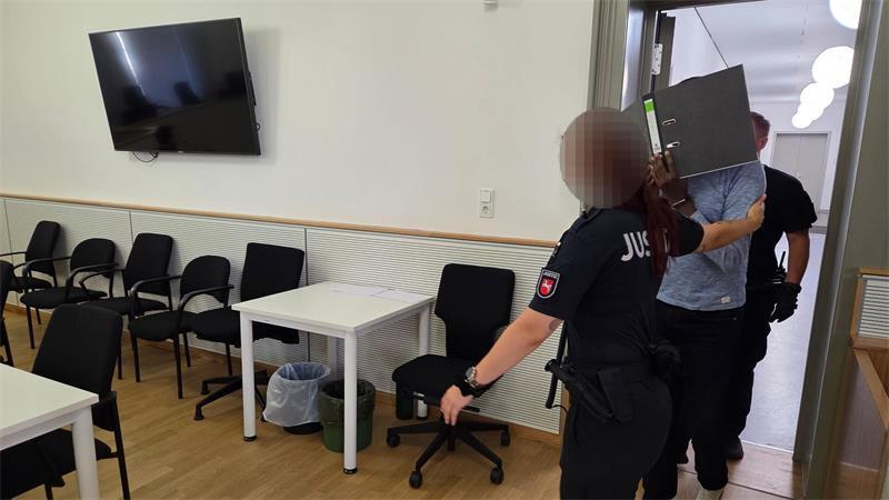Demenzkranke Frau vergewaltigt – Pfleger muss ins Gefängnis Die Beweislage gegen einen angeklagten Pfleger scheint eindeutig zu sein.