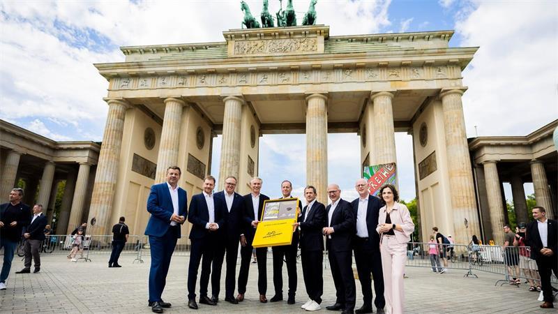 Die Bewerbung um den Grand Départ 2029 wurde in Berlin übergeben. 