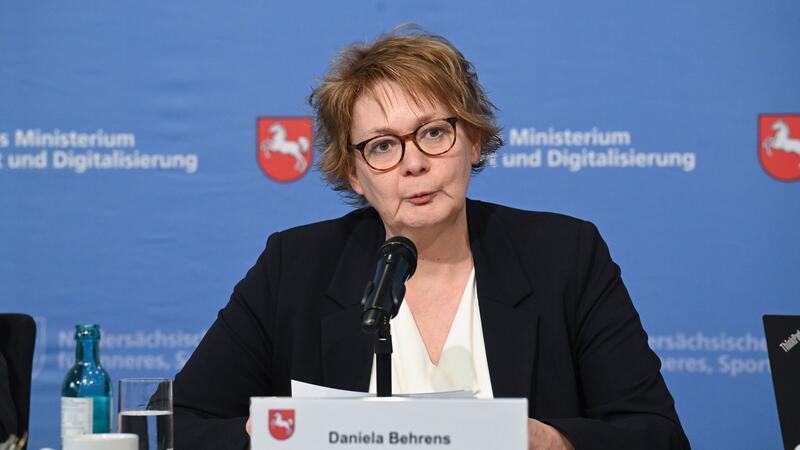 „Die Bewertung des Verfassungsschutzes ist eindeutig: Die größte Gefahr für unsere Gesellschaft geht vom Rechtsextremismus aus und die AfD Niedersachsen ist nach der Einstufung eindeutig diesem Phänomenbereich zuzuordnen, sagte Behrens.