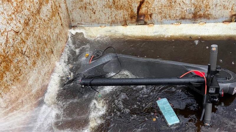 E-Scooter-Akku sorgt für Feuerwehreinsatz in Stade Die Bewohner des Mehrfamilienhauses legten den qualmenden Akku in eine Badewanne.