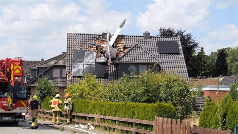 Kleinflugzeug stürzt in Ganderkesee in Haus - mindestens ein Toter Die Bewohner waren zum Zeitpunkt des Unglücks nicht zu Hause.