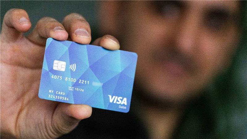 Die Bezahlkarte für Asylbewerber funktioniert überall dort, wo man auch mit einer Visa-Karte zahlen kann.