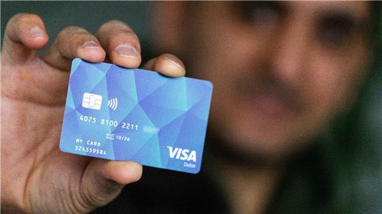 Die Bezahlkarte für Asylbewerber funktioniert überall dort, wo man auch mit einer Visa-Karte zahlen kann.