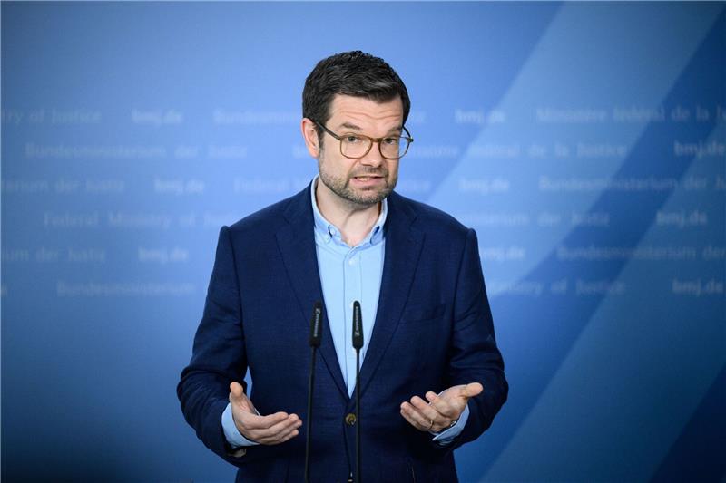 Buschmann: Bezahlkarten für Asylbewerber unbürokratischer «Die Bezahlkarte ist dazu ein unbürokratischer Weg, bei dem niemand Waren austeilen oder Wertmarken ausgeben muss»sagt Marco Buschmann (FDP).