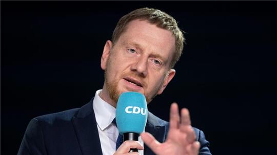 Die Bezahlkarte sei wichtig, um Transferzahlungen von Geflüchteten in ihre Herkunftsländer zu erschweren, sagt Michael Kretschmer.