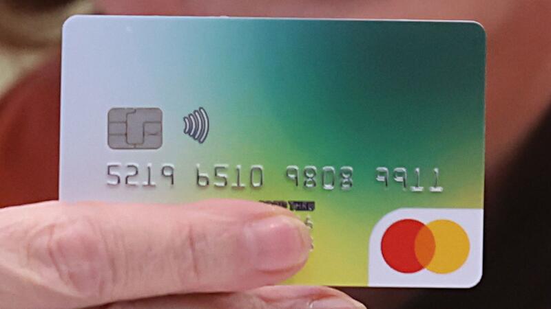 Die Bezahlkarte soll verhindern, dass Geld ins Ausland überwiesen wird.