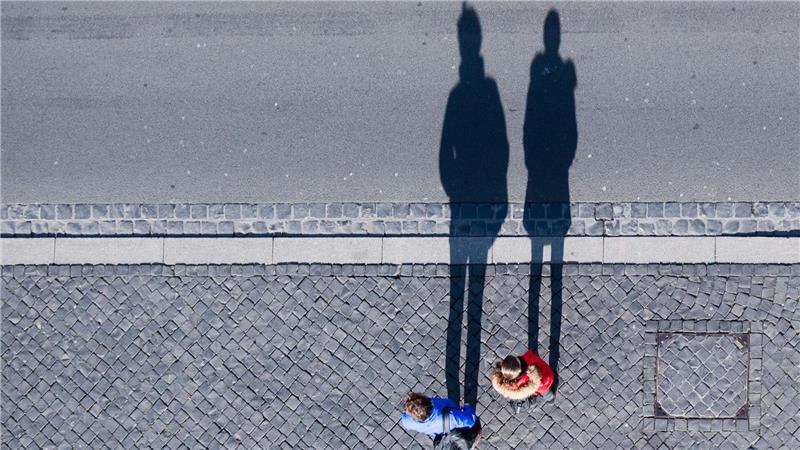 Die Beziehungszufriedenheit sinkt zunächst graduell. (Archivbild)