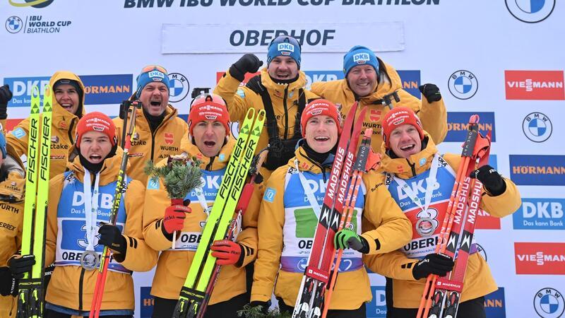 Horn und Co. bejubeln Platz zwei - Frauen-Staffel nur Fünfte Die Biathlon-Staffel der Männer freut sich über den zweiten Platz in Oberhof.