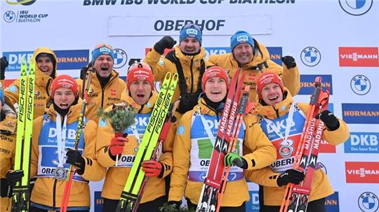 Die Biathlon-Staffel der Männer freut sich über den zweiten Platz in Oberhof.