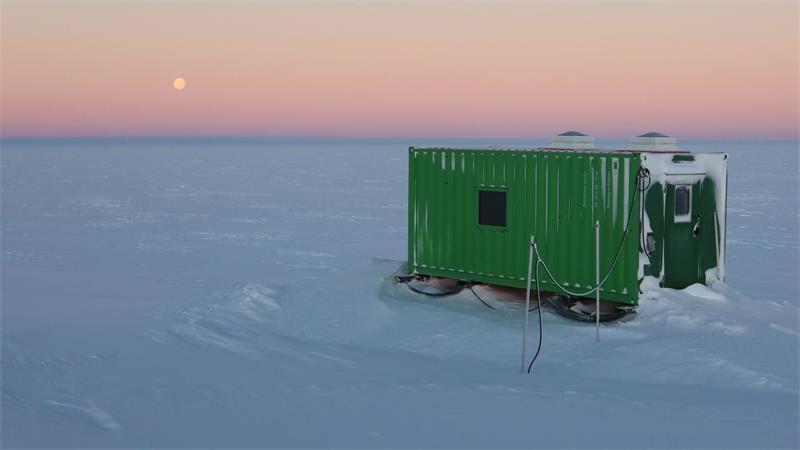 Von Hannover in die Antarktis - Arzt lebt seinen Traum Die Bibliothek der Neumayer-Station befindet sich in einem grünen Container in der Nähe der Einrichtung.