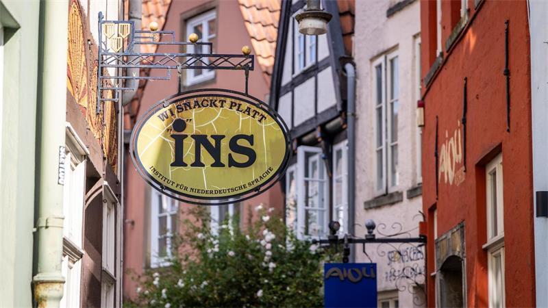 Nele Otten leitet weltgrößte Bibliothek für Plattdeutsch Die Bibliothek liegt mitten im historischen Schnoor in Bremen.
