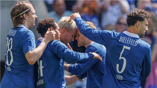 Die Bielefelder bejubeln den 1:0-Führungstreffer von Joel Grodowski (3.v.l).