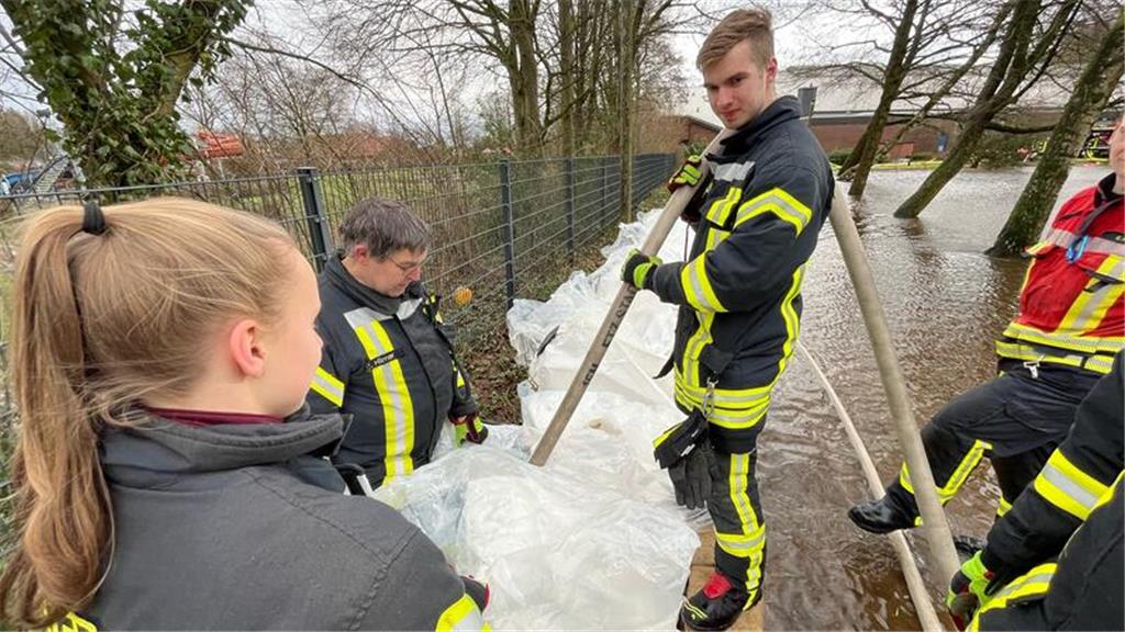 Die Big Bags wurden mit Wasser gefüllt, um den Teich einzudämmen.