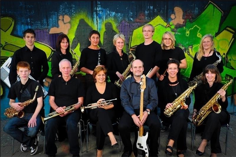 Die Big Band der Musikschule Lepél mit Leiter Hendrik Meyer (Mitte).
