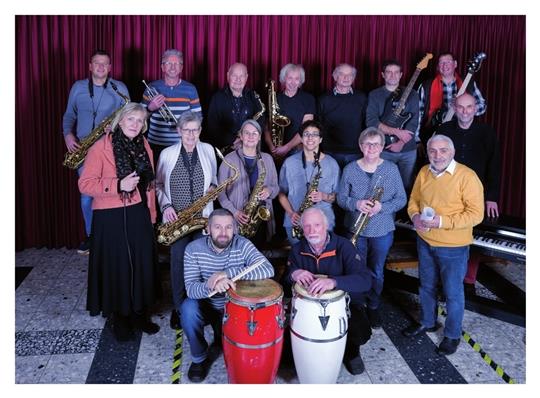 Die Bigband Himmelpforten spielt zum Auftakt des Bühnen-Festes.