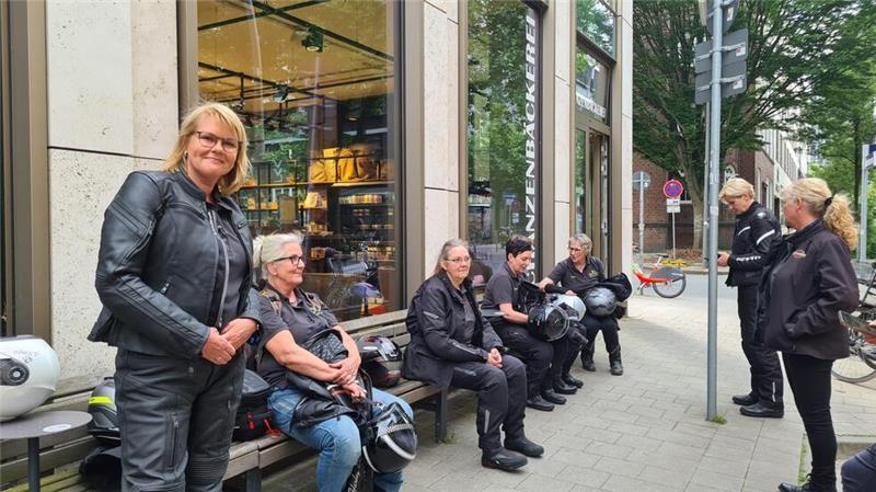 Stader Landfrauen: Biker-Bienen im Fernsehen mit Profi-Koch Tim Mälzer Die Biker-Bienen am Drehtag vor dem VOX-Lieferservice in Hamburg.