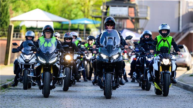 Die Biker-Bienen fahren mit ihren Motorrädern am Stader Stadthafen. 42 Frauen zählt die Gruppe mittlerweile.