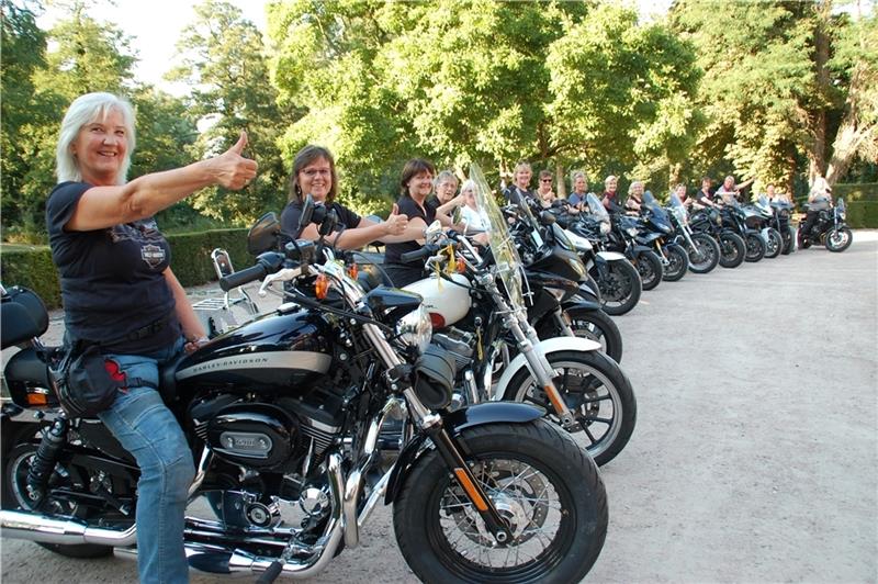 Biker-Bienen: Landfrauen knattern jetzt auf heißen Öfen durch den Kreis Stade Die Biker-Bienen - hier beim Treffen in Harsefeld. Die Landfrauen planen bereits weitere Touren und Kurse. Fotos: Laudien