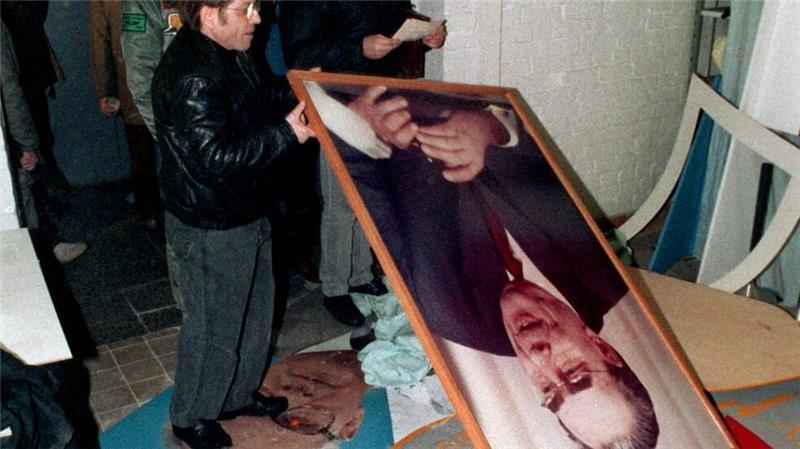 Die Bilder der einst Mächtigen, darunter der damals schon verstorbene Sowjetführer Leonid Breschnew und der ehemalige DDR-Staatschef Erich Honecker, standen bei den Demonstranten am 15. Januar 1990 nicht mehr hoch im Kurs. (Archivbild)
