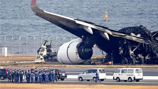 Die Bilder gingen um die Welt: Wie durch ein Wunder überlebten fast 400 Menschen an Bord eines Passagierflugzeugs in Japan ein Flammeninferno nach einer Kollision.