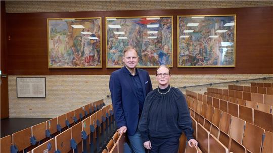 Die Bilder hängen nach der Sanierung nun wieder - und sie sind wasserdicht, falls die Sprinkleranlage auslöst. Der Präsident der Uni Hamburg, Hauke Heekeren, und die Leiterin des Unimuseums, Antje Nagel, präsentierten die Gemälde. 