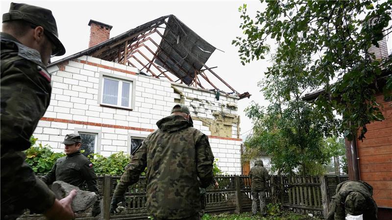 Schaden an Haus in Polen: Wahrscheinlich war es eine Rakete Die Bilder vom beschädigten Dach des Hauses im ostpolnischen Dorf Wyryki gingen um die Welt. (Archivbild)
