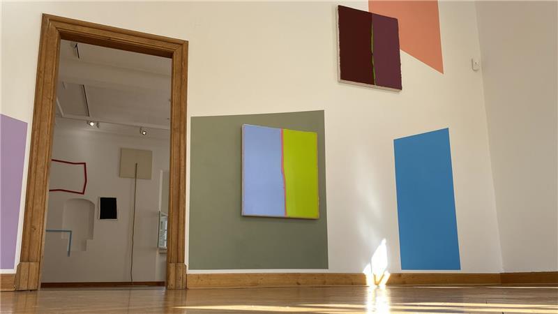 Die Bilder von Christian F. Kintz sind so arrangiert, dass sie den Schattenwurf der Fenster aufgreifen.