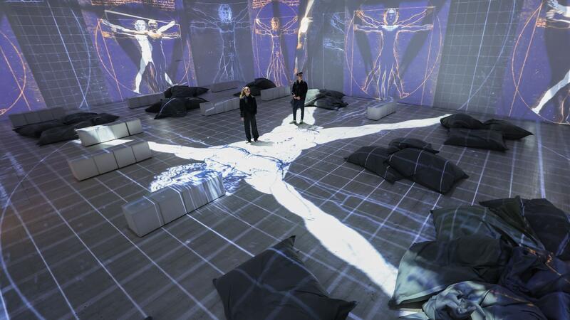 Die Bilder werden mit Projektoren an die Wände projiziert.