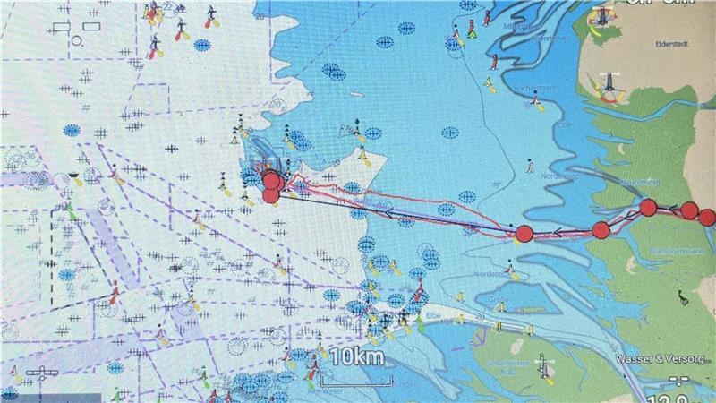 Mit dem Schlauchboot über die Nordsee: Eine verrückte Reise nach Helgoland Die Bildschirmaufnahme des Navis zeigt den Streckenverlauf, den Horst Wittenburg genommen hat - links liegt Helgoland, rechts Büsum. Die grüne Fläche markiert Wattengebiet.