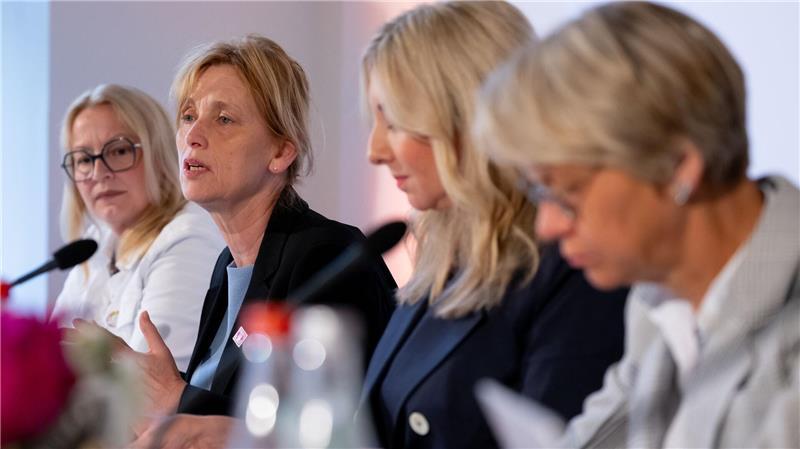 Die Bildungsminister der Länder haben gemeinsame Ziele und Maßnahmen zur Stärkung der Medienkompetenz in der Schule verabschiedet. (Symbolbild)