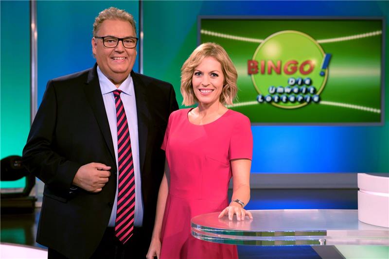 Die Bingo!-Zahlen wurden im NDR-Fernsehen von Michael Thürnau und Jule Gölsdorf gezogen. Foto: Toto-Lotto Niedersachsen GmbH/obs
