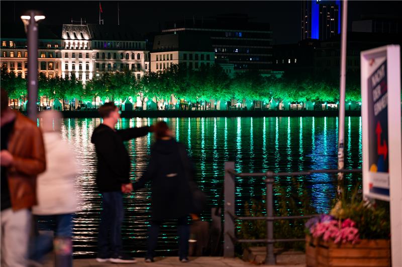 Polit-Prominenz, viel Wind und ein sexy Auftritt bei Einheitsfeier in Hamburg Die Binnenalster illuminiert. Foto: dpa