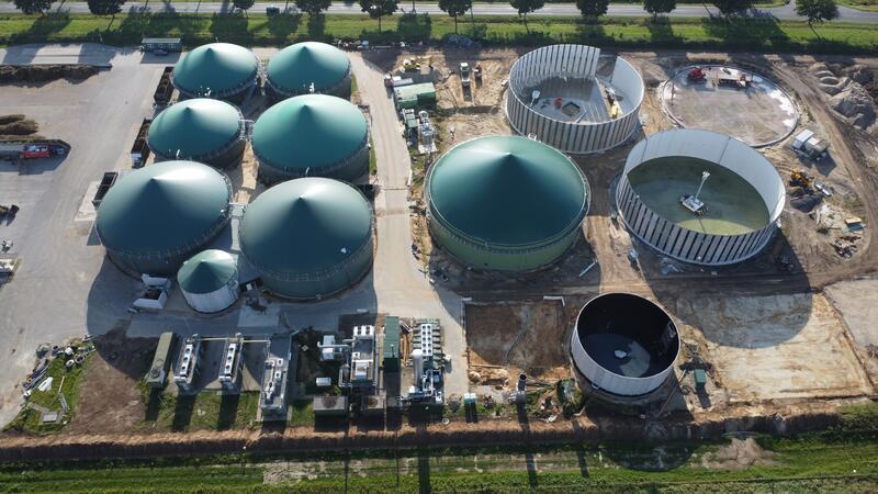 Die Bioenergie Geest GmbH & Co. KG und das Schweizer Unternehmen Hitachi Zosen Inova produzieren in Apensen künftig Bio-LNG aus nachhaltig erzeugtem Biogas.