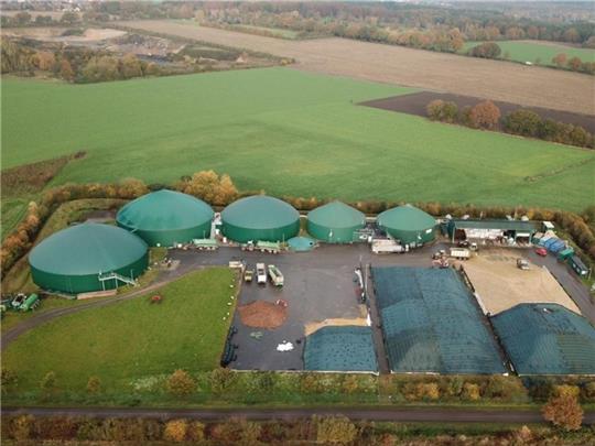 Die Biogas-Anlage soll das Zentrum eines neuen Buxtehuder Gewerbegebiets an der Grenze zum Landkreis Stade werden. Die Straße vor dem Gelände gehört noch zum Landkreis Harburg. Foto: Schönecke