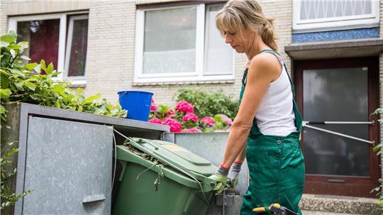Die Biomülltonne falsch zu befüllen, kann Verbraucher ab Mai Bußgelder kosten.